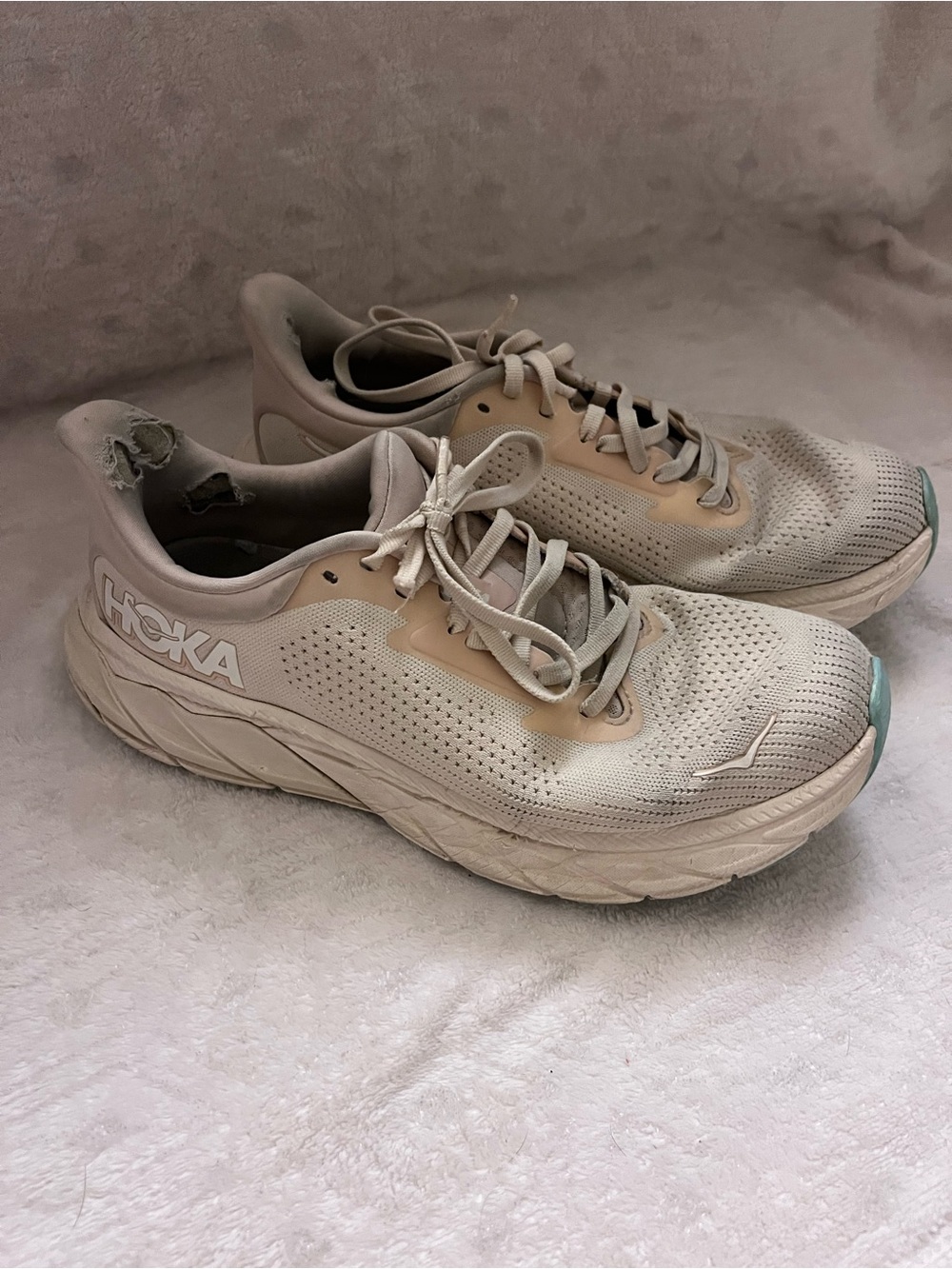 cream-colored HOKA Arahi 7 running sneakers size 7